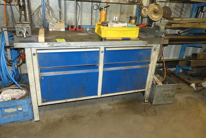 Werkbank, mit Inhalt Maße in cm ca. 150 x 70 x 228 / Hinweis: ohne Position 761